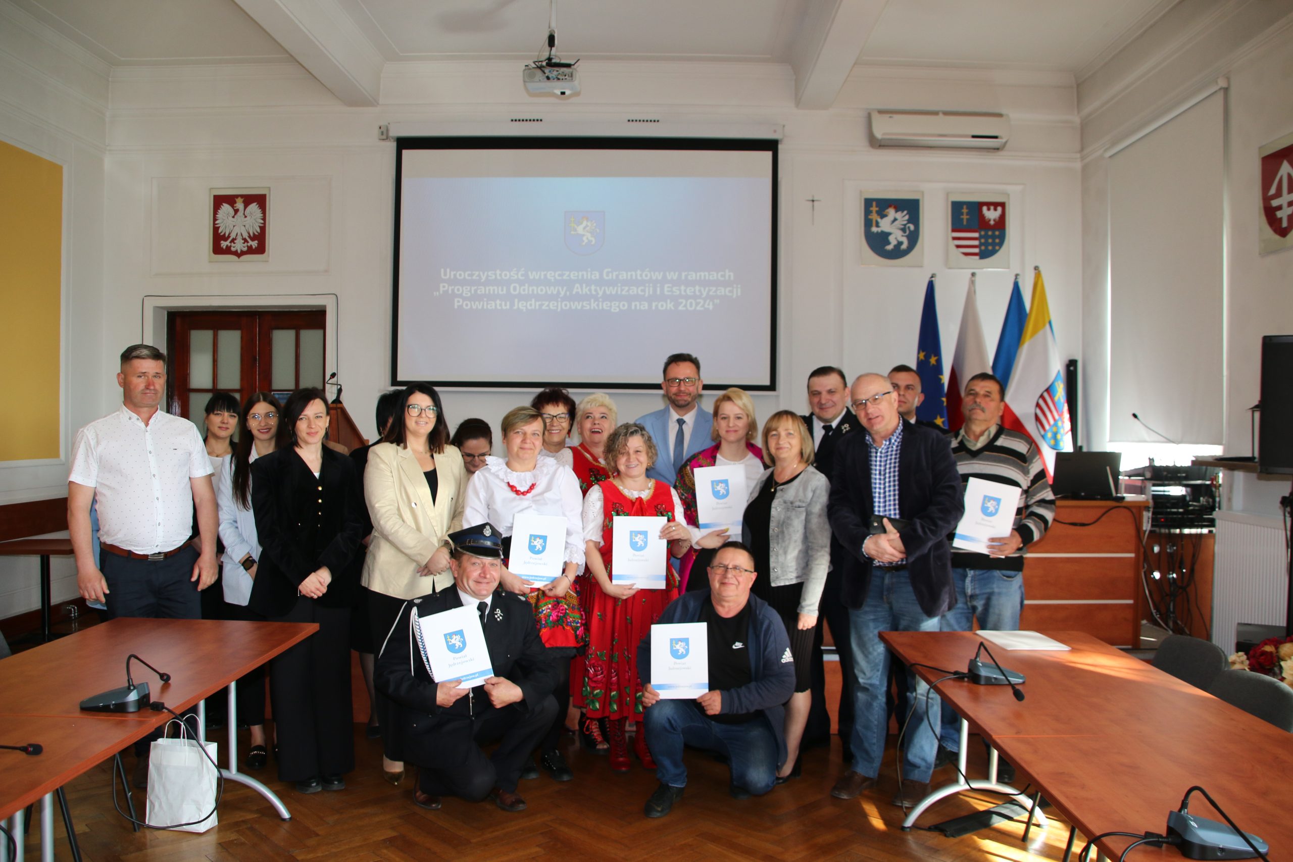 Uroczyste podpisanie umów grantowych w ramach Programu Odnowy, Aktywizacji i Estetyzacji Powiatu Jędrzejowskiego na rok 2024.